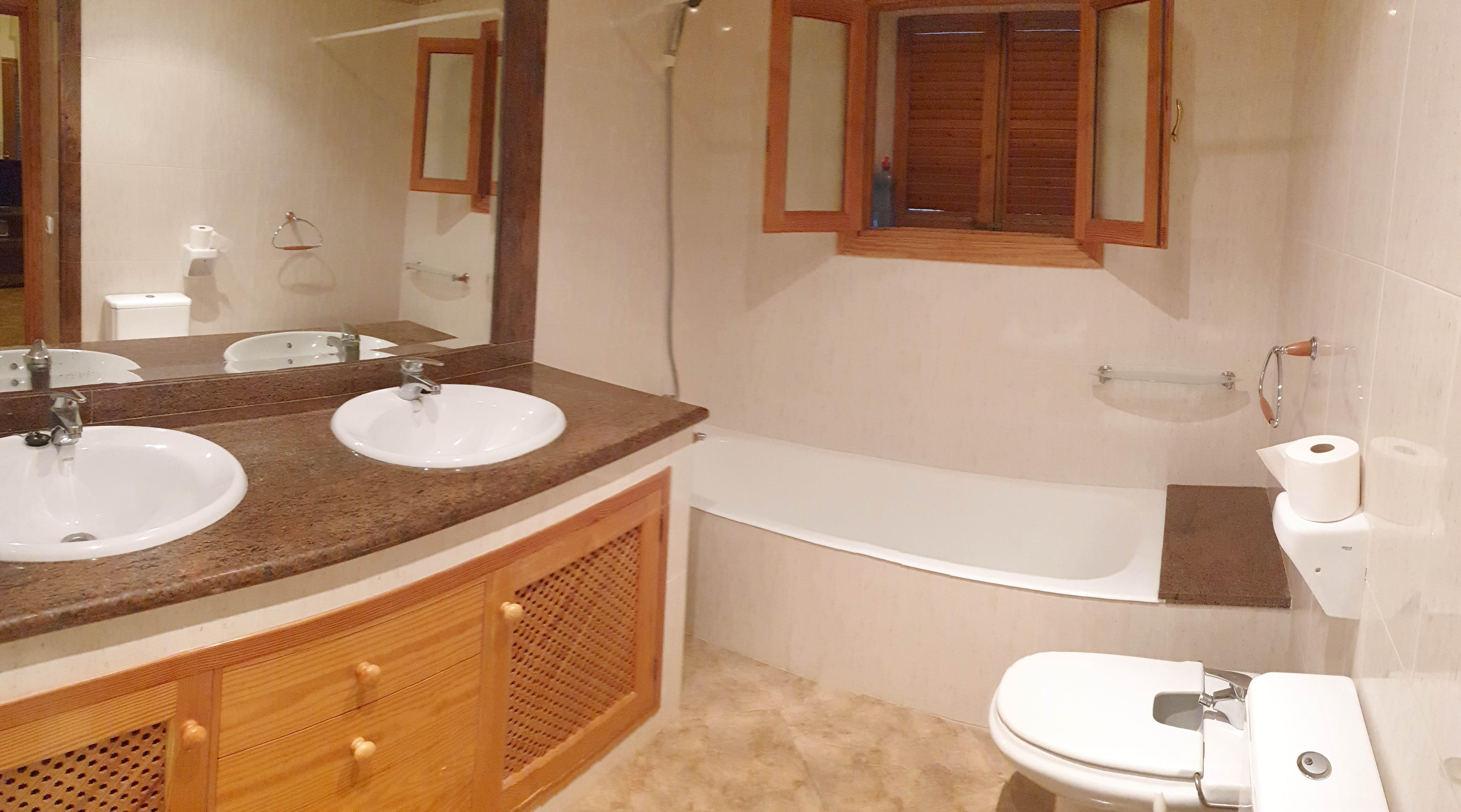 Sant Jordi: Gran Casa de dos plantas (4 Habitaciones y 3 BaÃ±os) - Image# 9